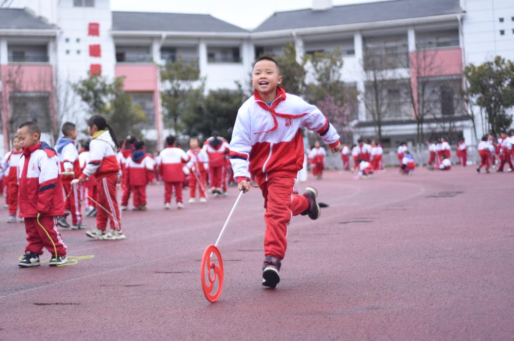 “让孩子们动起来玩起来笑”——代表委员热议青少年运动锻炼必一运动登录(图1)